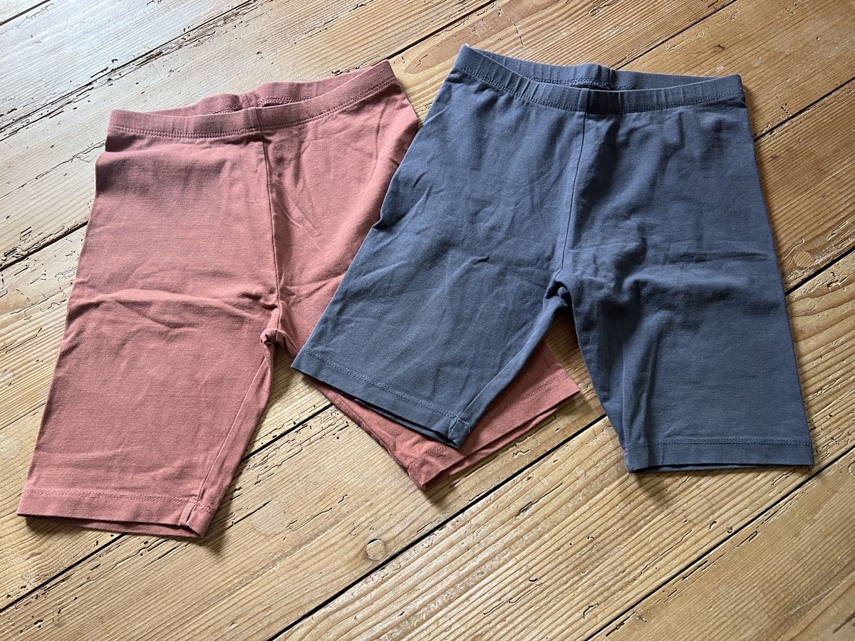 Calze & Collant: 2x kurze Kinder Leggins Gr. 134 grau & ocker – Usato da Wohlenschwil venduto da SmokyAnnie