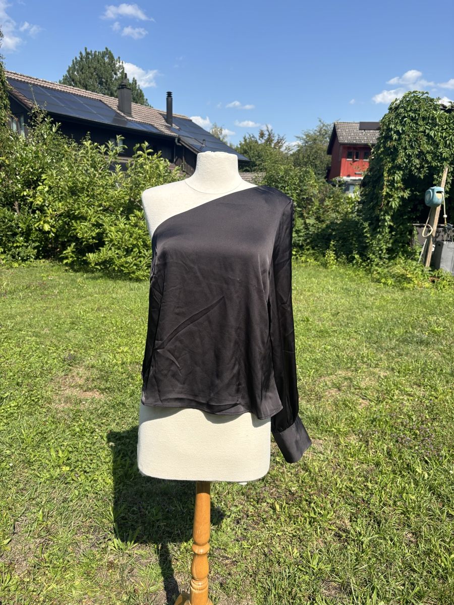 H&M Blusen: SCHWARZE ONE-SHOULDER-BLUSE – Gebraucht aus Gockhausen von stella.frei