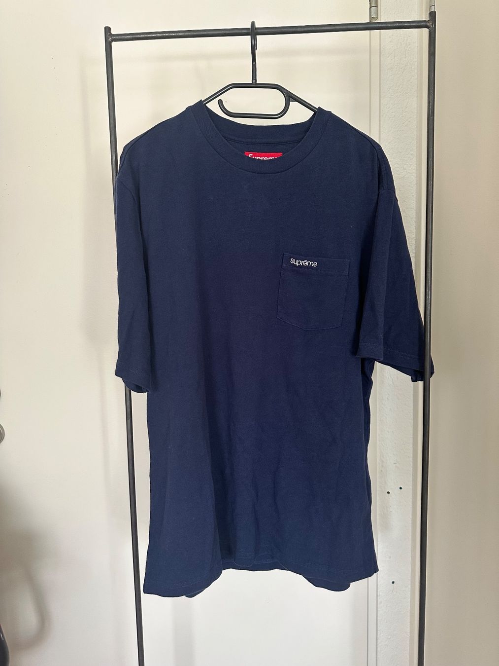 Supreme T-shirt: Supreme S/S Pocket Tee SS24 Navy – Usato da Reinach BL venduto da Tscherrer 1