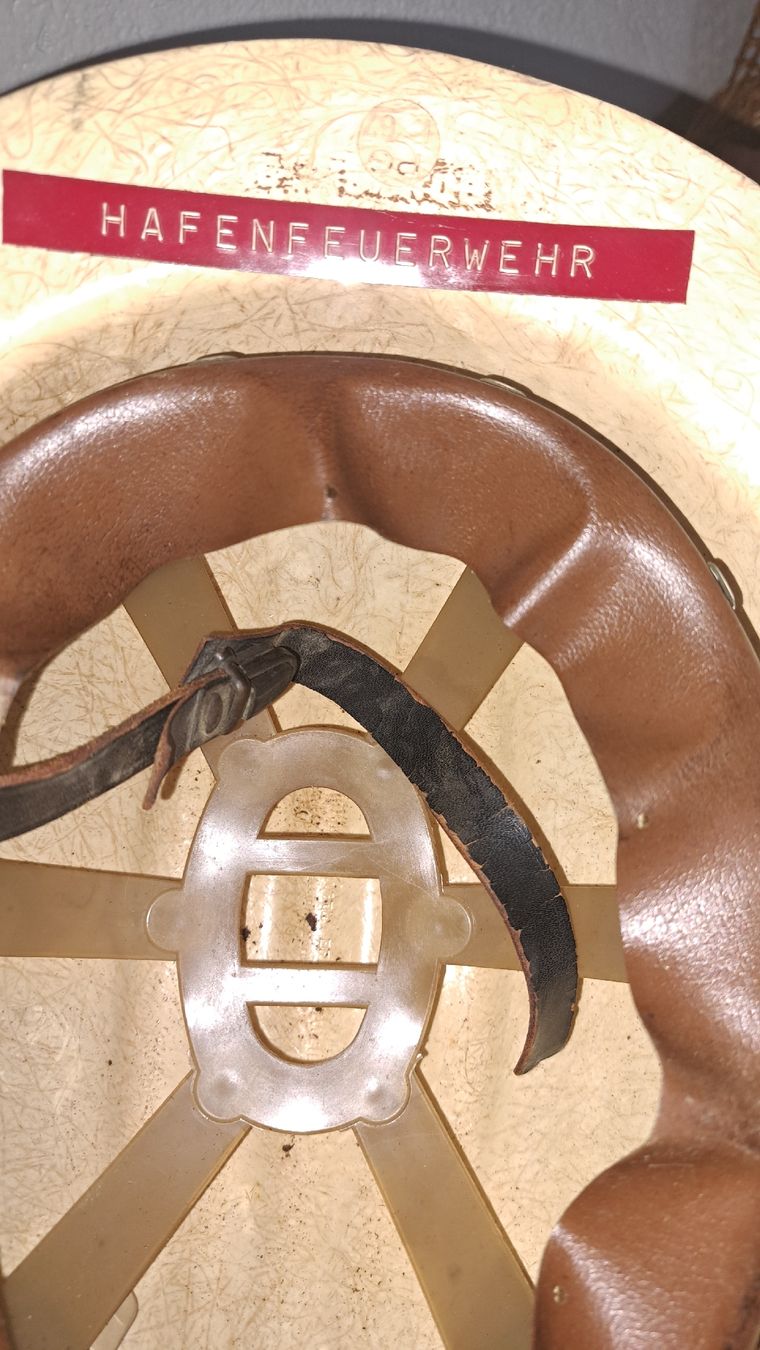 Pompieri: 5 Vintage Feuerwehrhelme  – Usato da Kölliken venduto da Upcycling-by-Mc-TAM 8