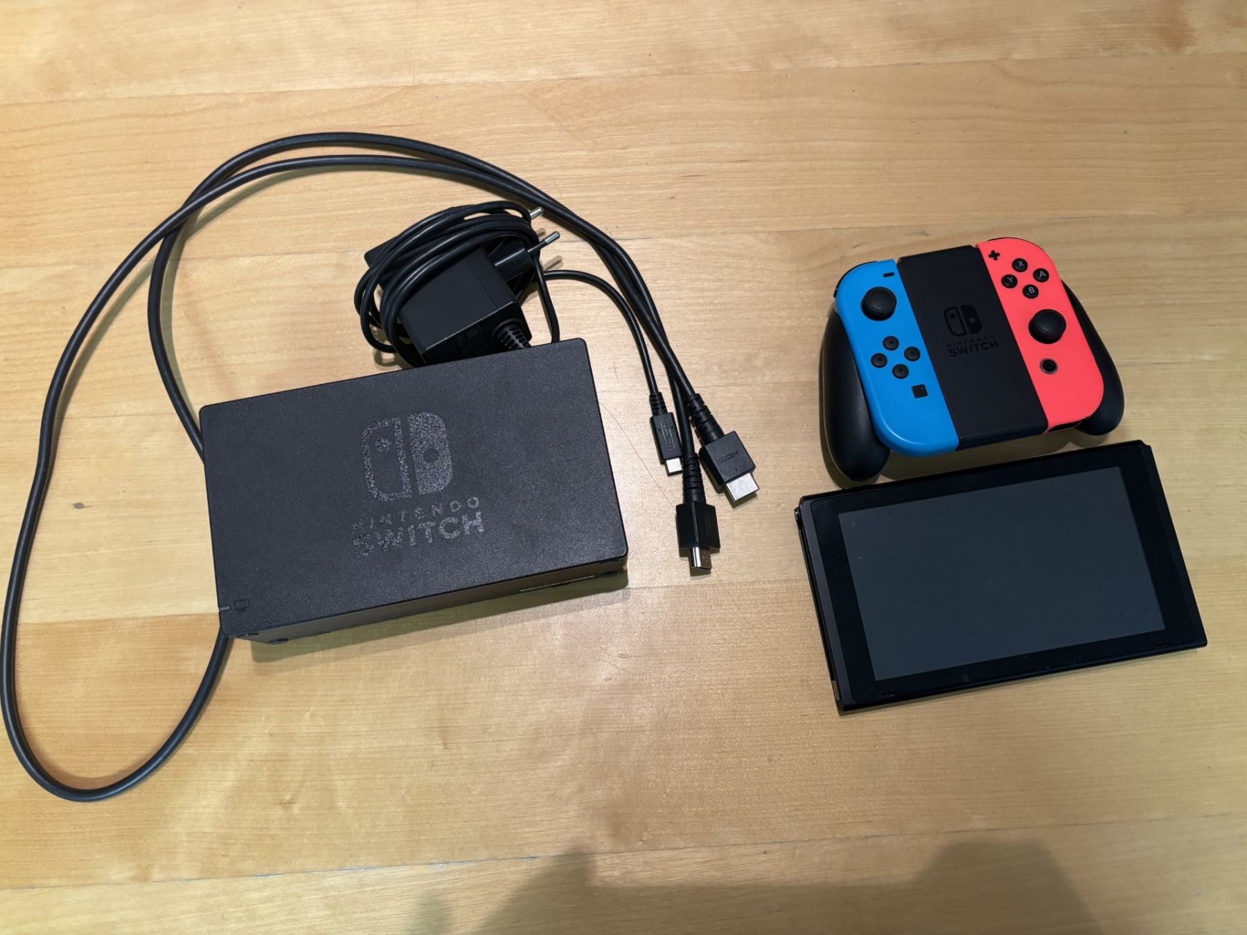 Nintendo Console: Nintendo Switch mit Joy Cons und Mit Dockinstation – Usato da Berikon venduto da Nocavi