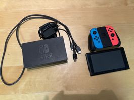 Nintendo Switch mit Joy Cons und Mit Dockinstation
