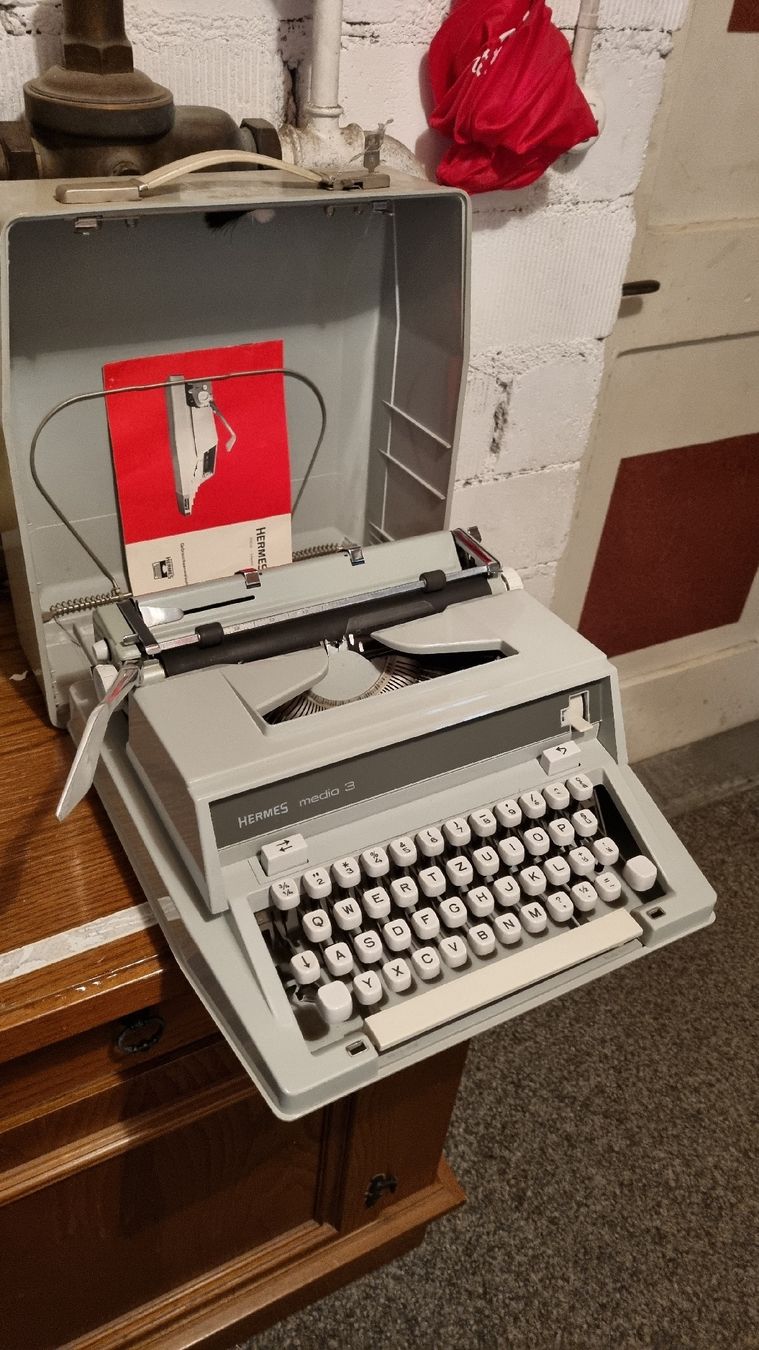 Schreibmaschinen: Schreibmaschine HERMES media 3 – Neu (gemäss Beschreibung) aus Sarnen von Misha3 5