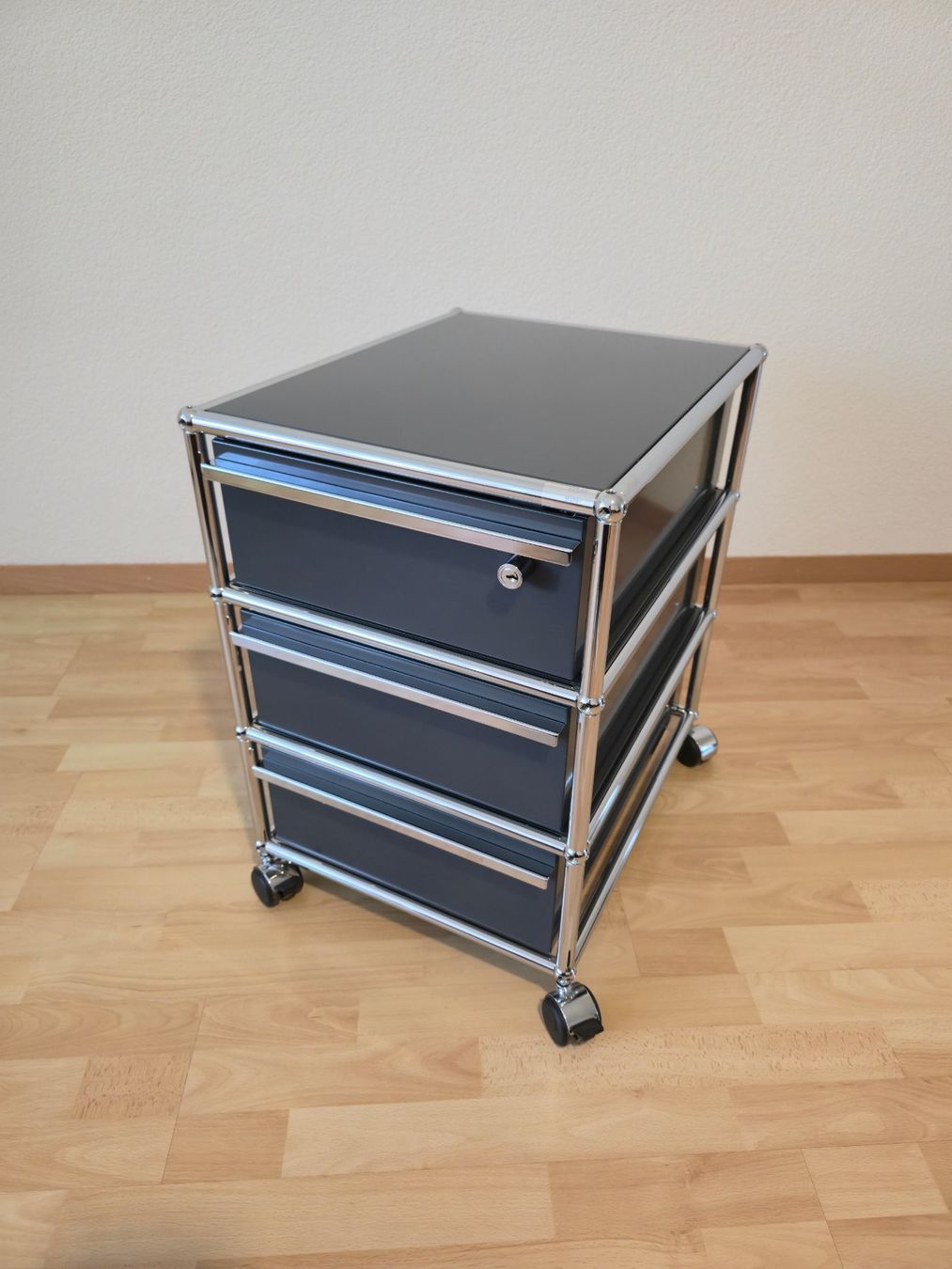 USM Banconi: USM Haller Rollcontainer in anthrazit Farbton(mit Schlüssel) – Usato da Zwingen venduto da jac_x85f