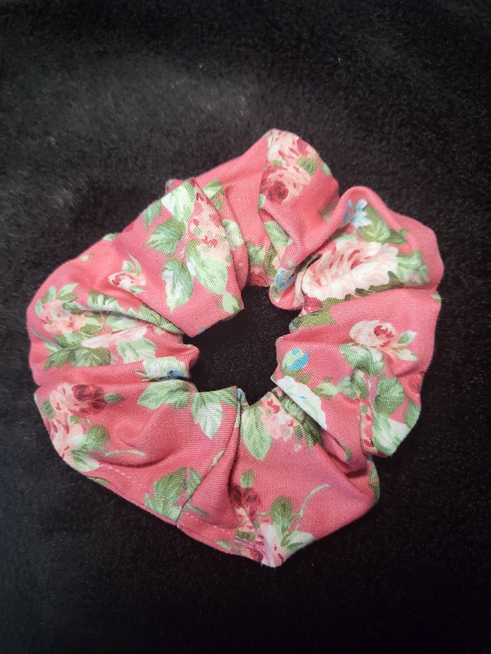 Accessori per capelli: Scrunchie / Blumenmuster / Handgenäht  – Nuovo e nell'imballaggio originale da Lömmenschwil venduto da S4BR1N4