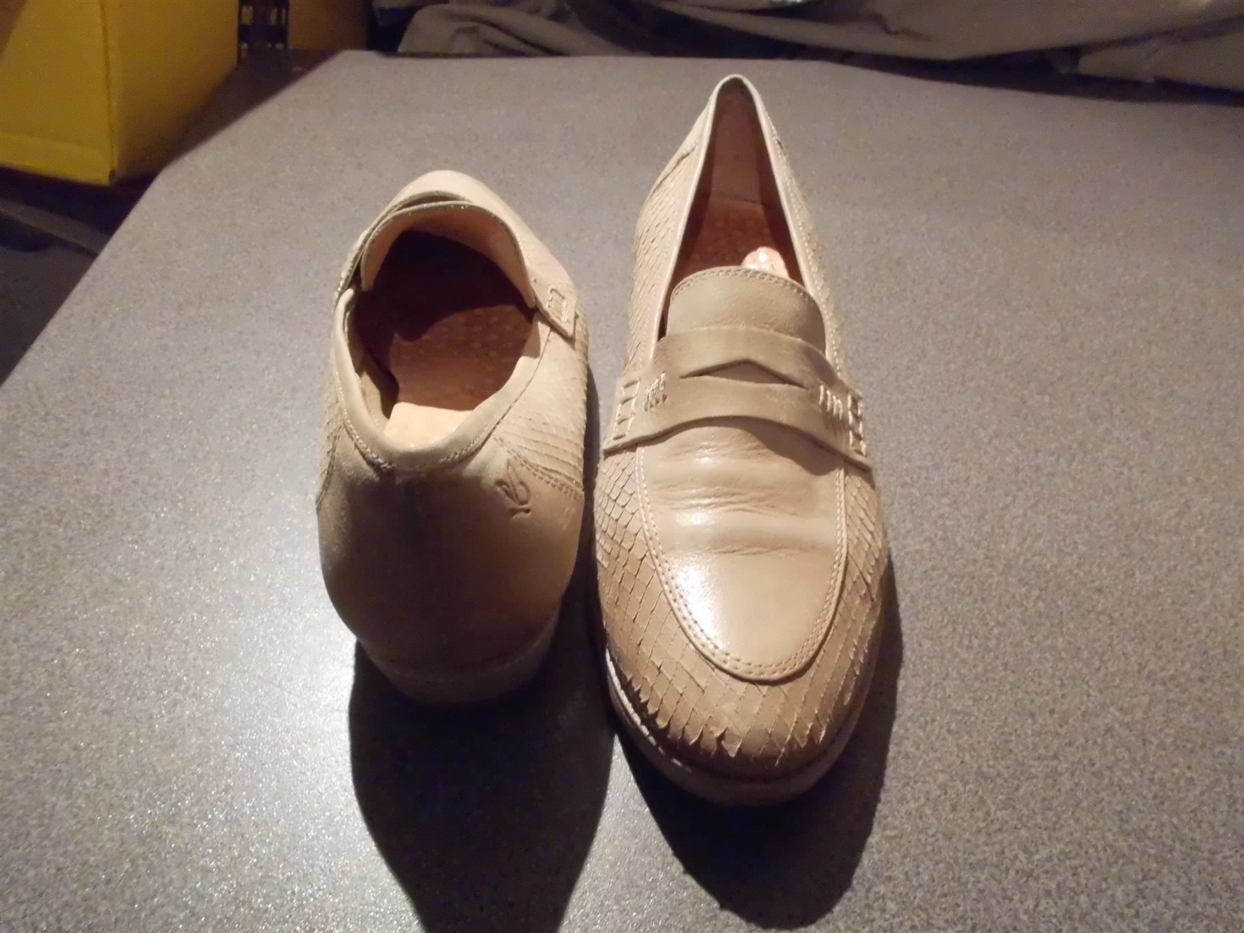 Chaussures femmes: Halbschuhe Grösse 4, Caprice, grau Ton – D'occasion à Zürich par abraxas1291 2