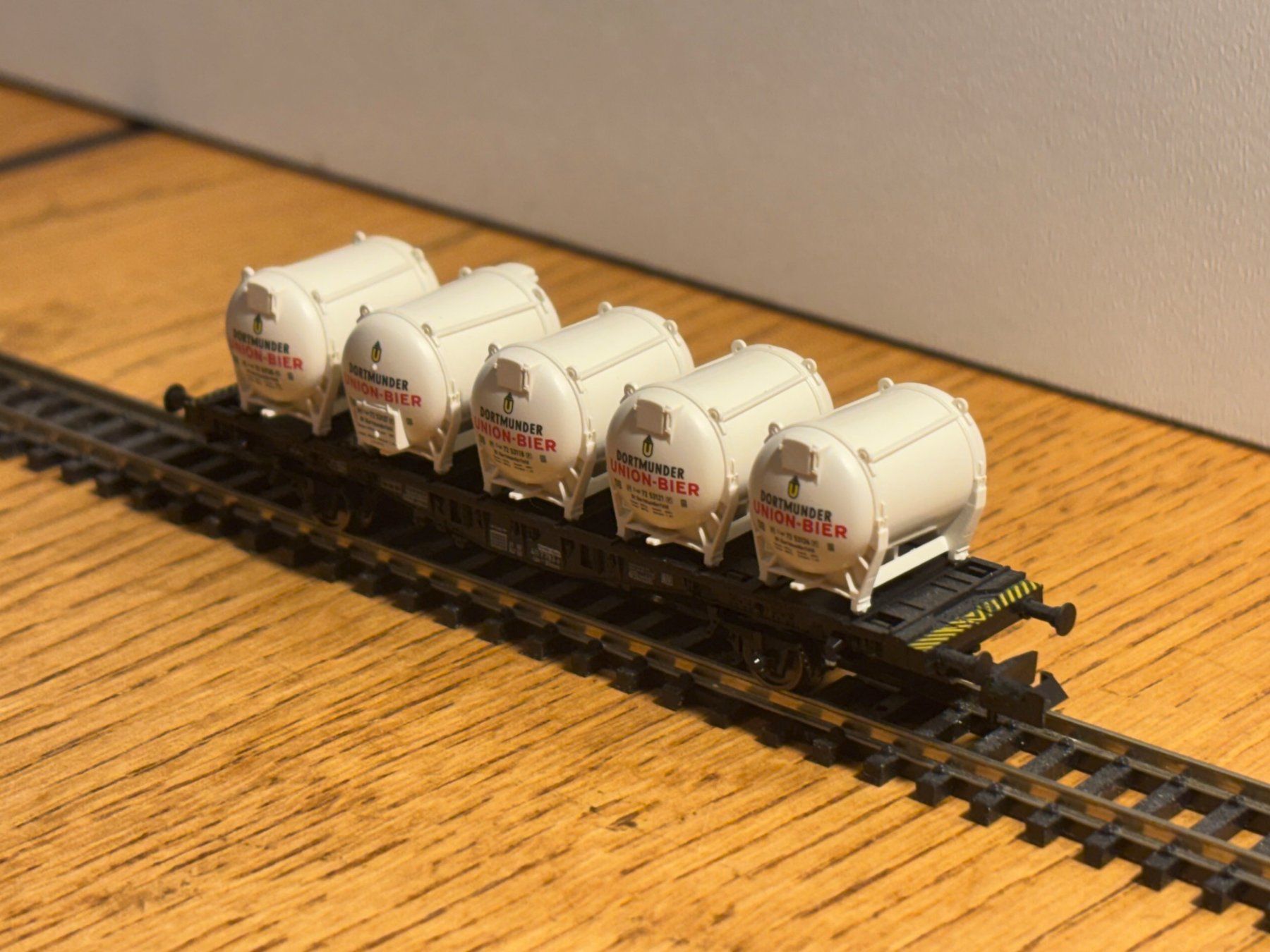 Modelleisenbahnen: e1766: Güterwagen mit Bierfässer (Spur N) – Gebraucht aus Birsfelden von Birs_25 1