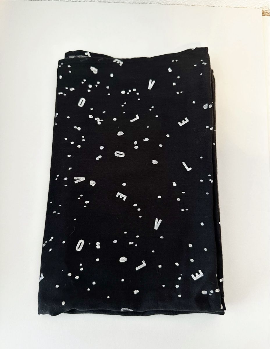 Foulard & Sciarpe: Schwarzer Loopschal mit "Love"-Muster - Accessoire – Nuovo (secondo la descrizione) da Eglisau venduto da Brewster1 2