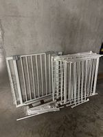 2 Baby safety gates + Playpen / 2 Barrières Bébé + Parc