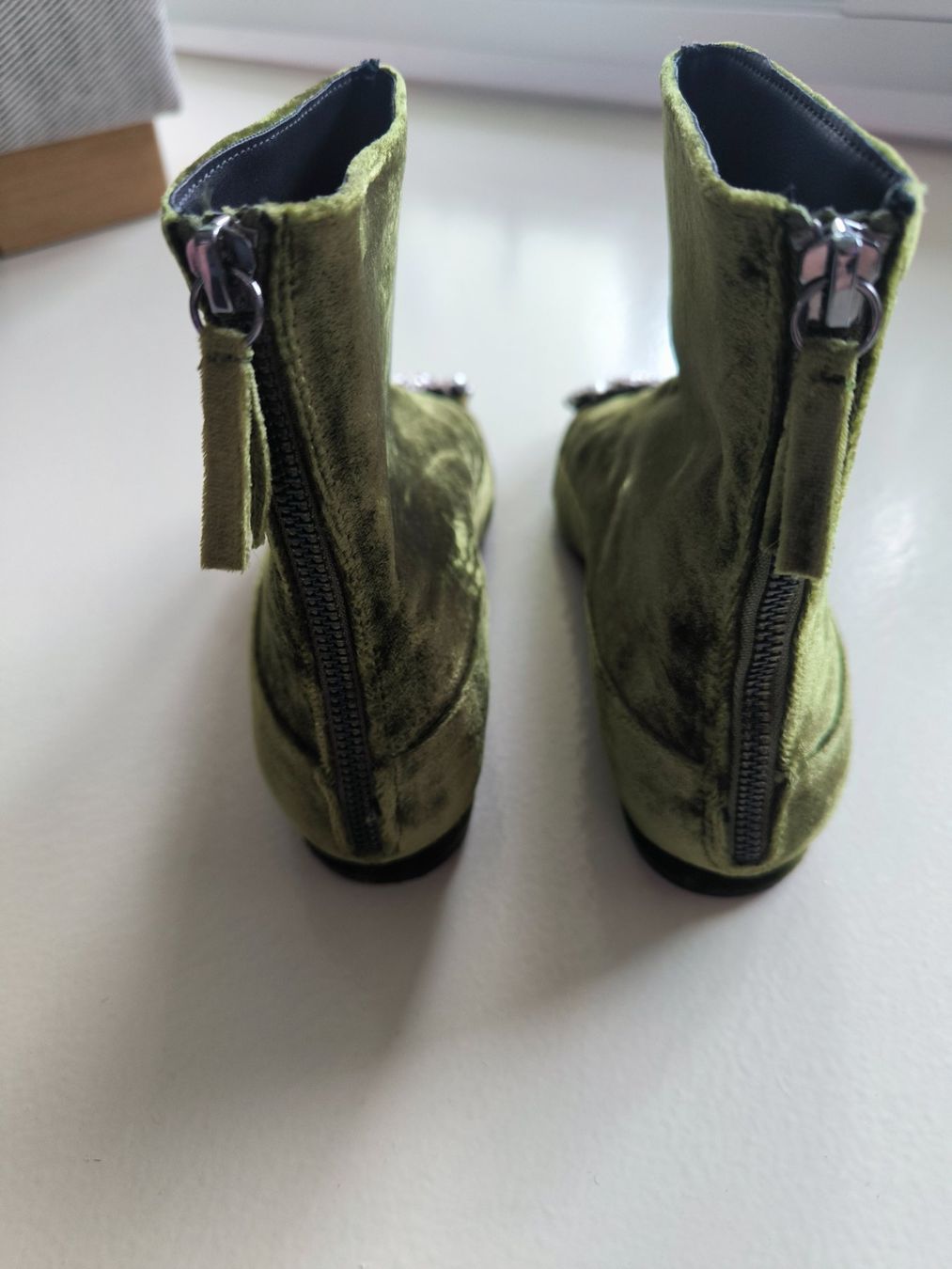 Zara Damenschuhe: Zara Samt-Ankle-Boots mit atemberaubender Steinapplikation – Gebraucht aus Wallisellen von C_DM 2