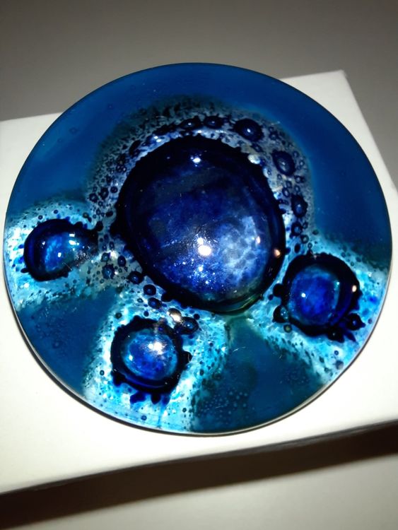 Spilla A Forma Di Cocktail Con Ciliegia E Vetro Blu Acqua - Gioiello Moda Cocojewelry