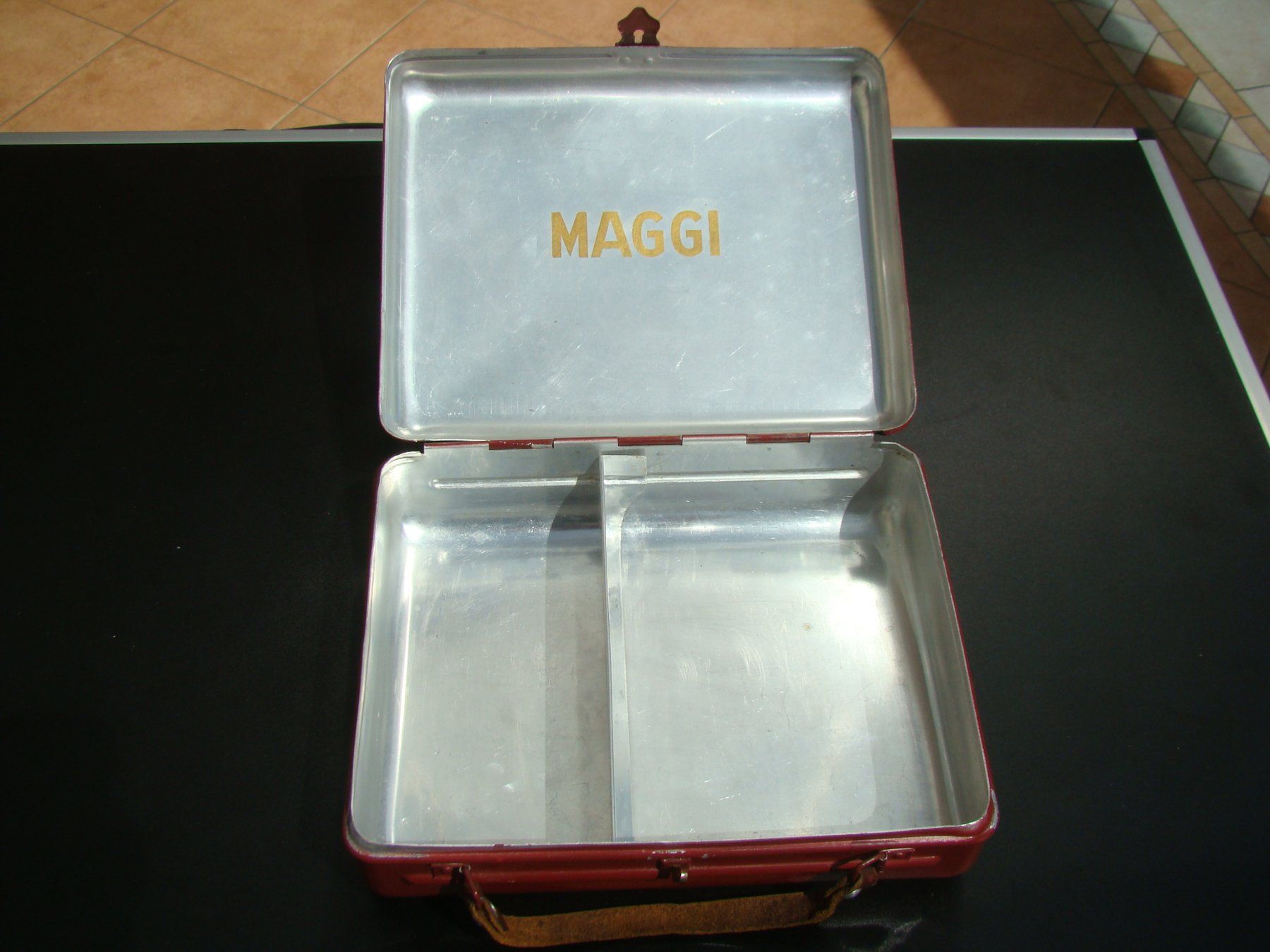 Tutte le decorazioni: alte wunderschöne  MAGGI Blechdose in Form eines mini Koffer – Usato da Walzenhausen venduto da Vanquish711 3