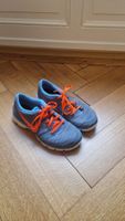 nike grises avec détails bleus et oranges