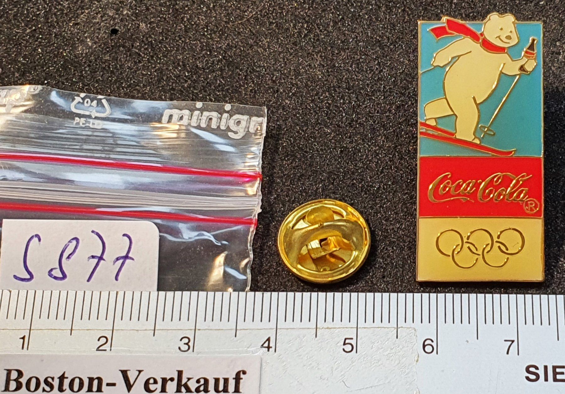 Plaketten & Abzeichen: S877 - Pin Coca Cola Eisbär Olympic Olympia Olympiade Ski – Gebraucht aus Reinach BL von Boston-Verkauf 1
