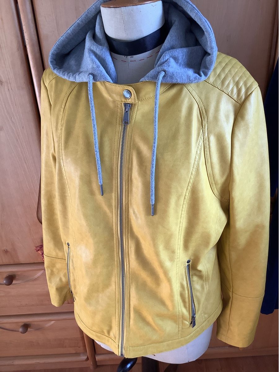 Jacken: Jacke – Gebraucht aus Ennetbaden von Valli4