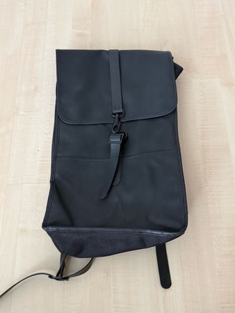 Schwarzer Rains Rucksack