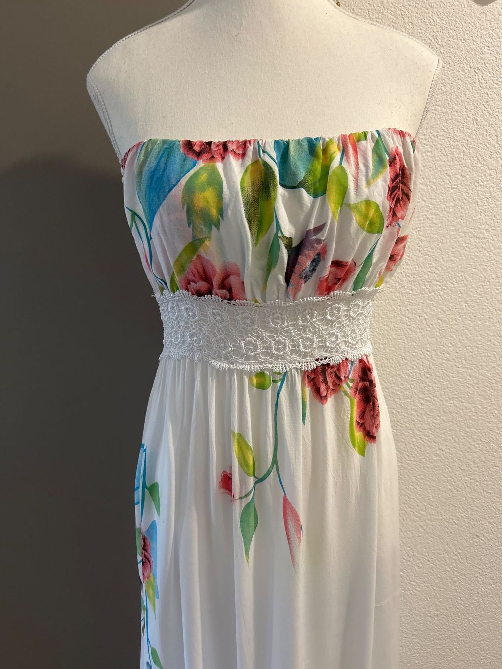 Kleider: Maxikleid weiss mit Blumenmuster Schulterfrei Einheisgrösse – Gebraucht aus Brunnen von Nala2929 2