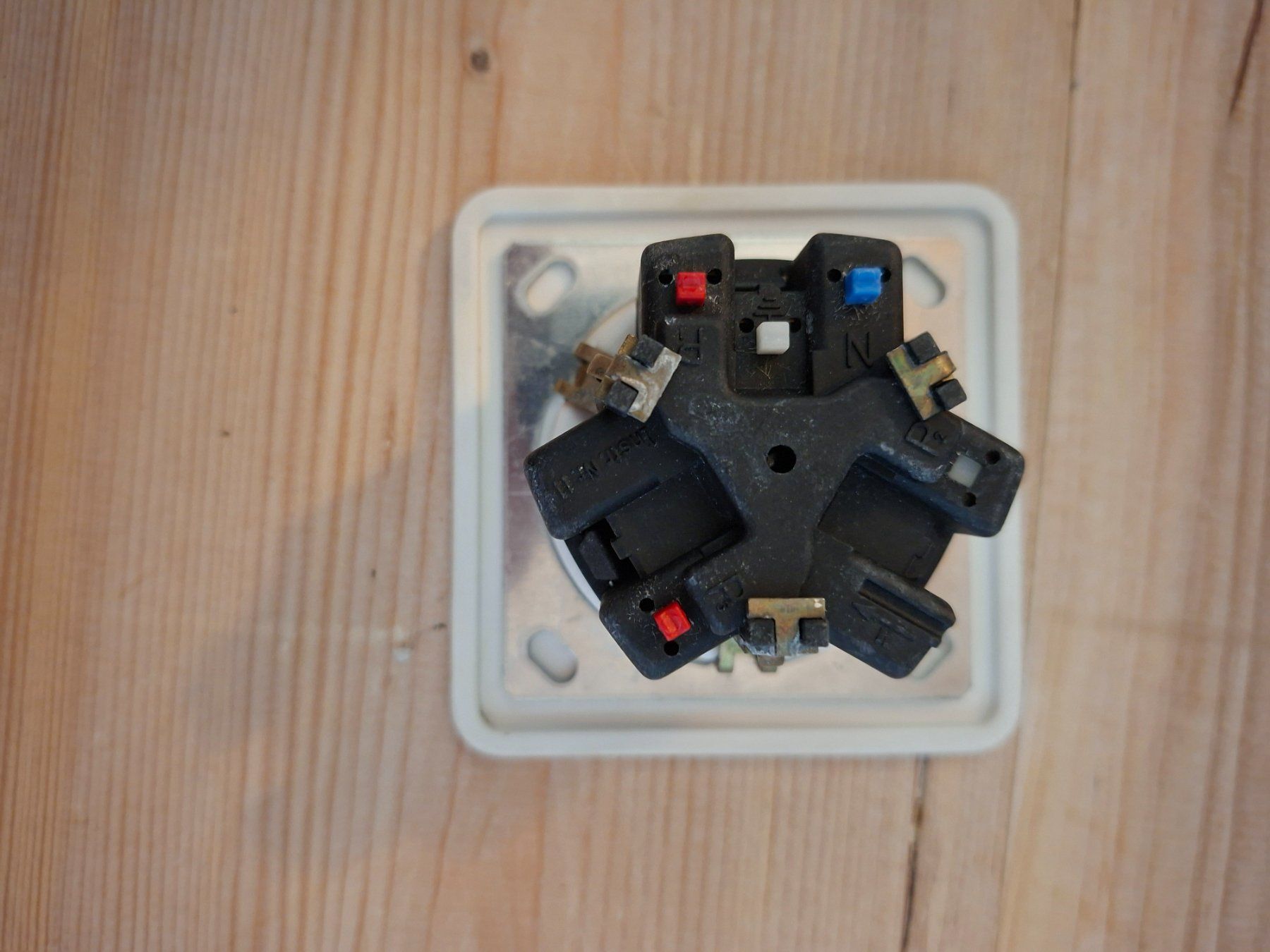 Stecker: UP Steckdose 3xT13/1s – Gebraucht aus Emmenmatt von BitHeater 1