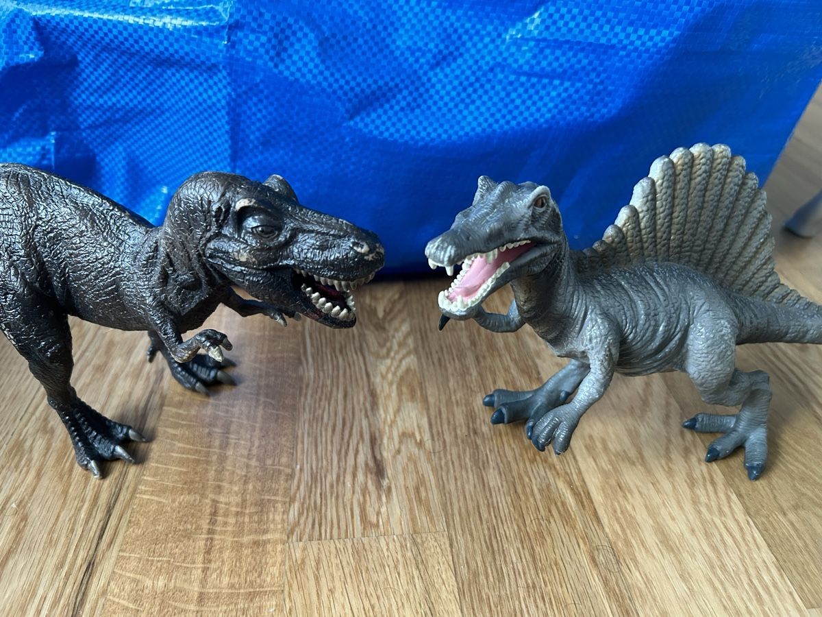 Statuette: T-Rex/Spinosauurus Figur – Usato da Basel venduto da Aysan9 1