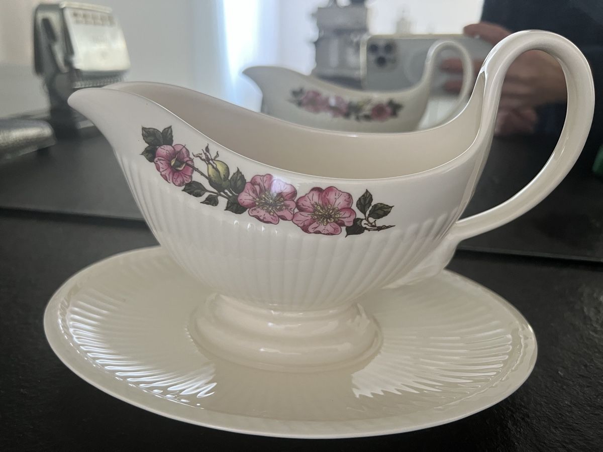 Wedgwood Piatti di portata: Wedgwood Briar Rose Sauciere – Usato da Oberägeri venduto da anv_6z5c