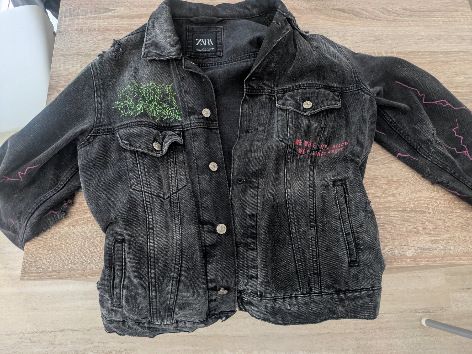 Zara Jacken: Zara Black Denim Jacket Graphic Print Size S – Gebraucht aus Losone von AlpineLayer