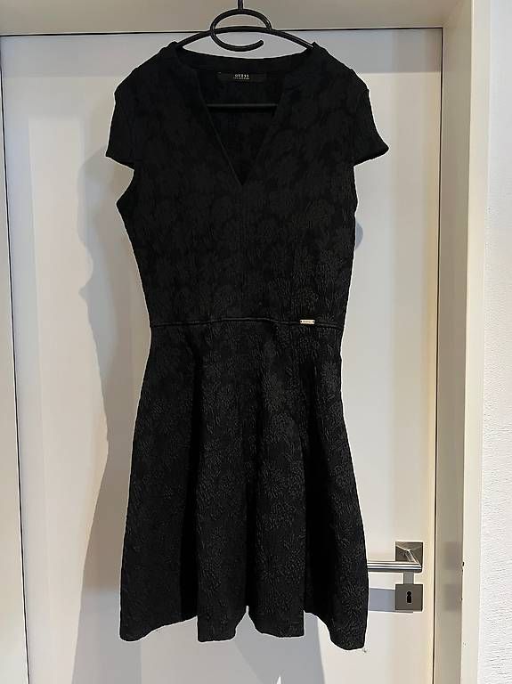 Kleider: Guess Kleid Neu mit Etikett – Gebraucht aus Ebmatingen von N.Bu