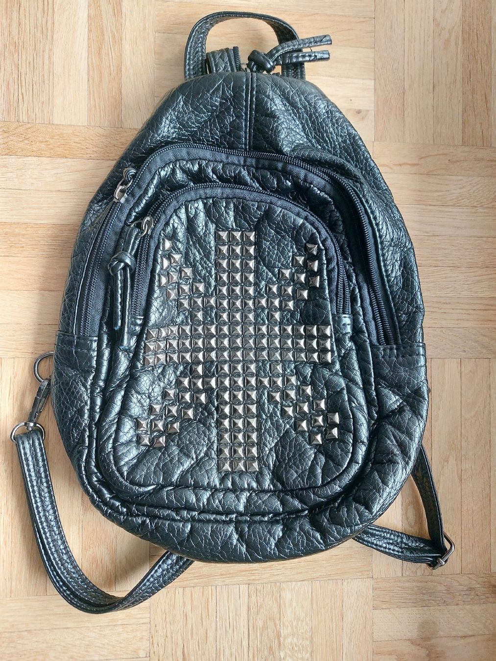 Zaini: Schwarzer Rucksack mit Nieten Deko – Usato da Bern venduto da titaniumsnow
