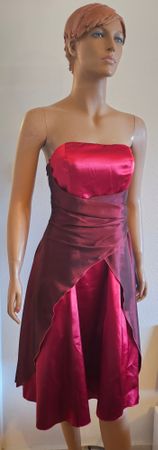 Neues, schickes, weinrotes Cocktailkleid, Grösse 38