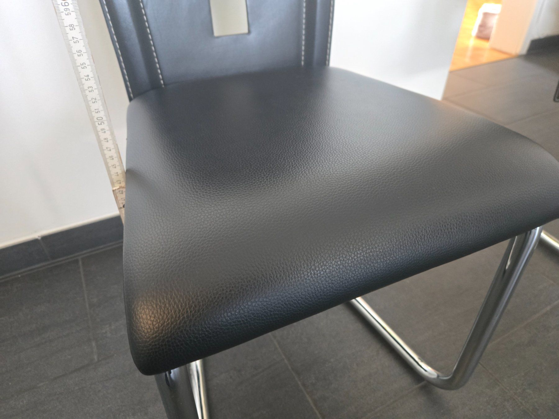 Stühle: ZU VERSCHENKEN!!! Stühle aus schwarzem Kunstleder. – Gebraucht aus Binningen von a_b_7x2x 6