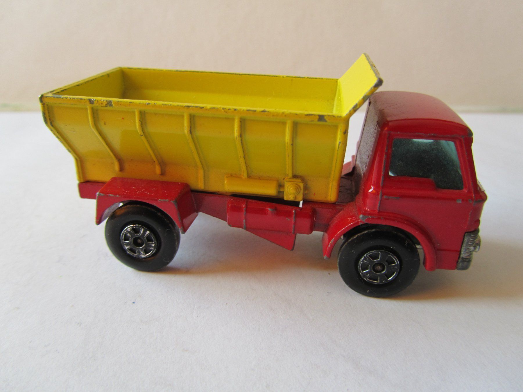 Matchbox Modellini d'auto: Grit Spreader, Matchbox Superfast, Nr. 70 A – Usato da Weiningen ZH venduto da dietsch57 2