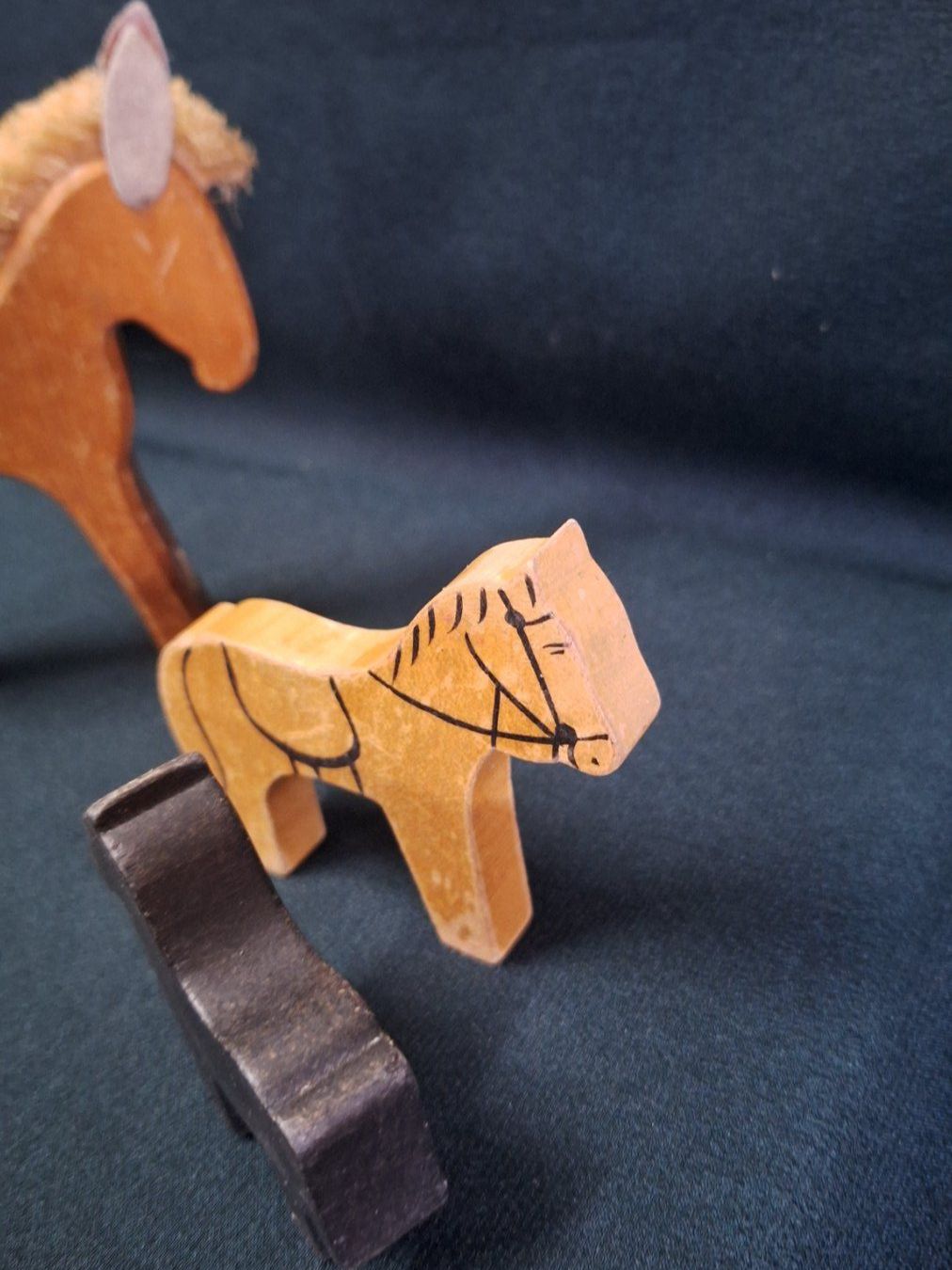 Giocattoli: Vintage Holz-Pferdchen mit 2  Männchen – Usato da Arlesheim venduto da shopradl 3
