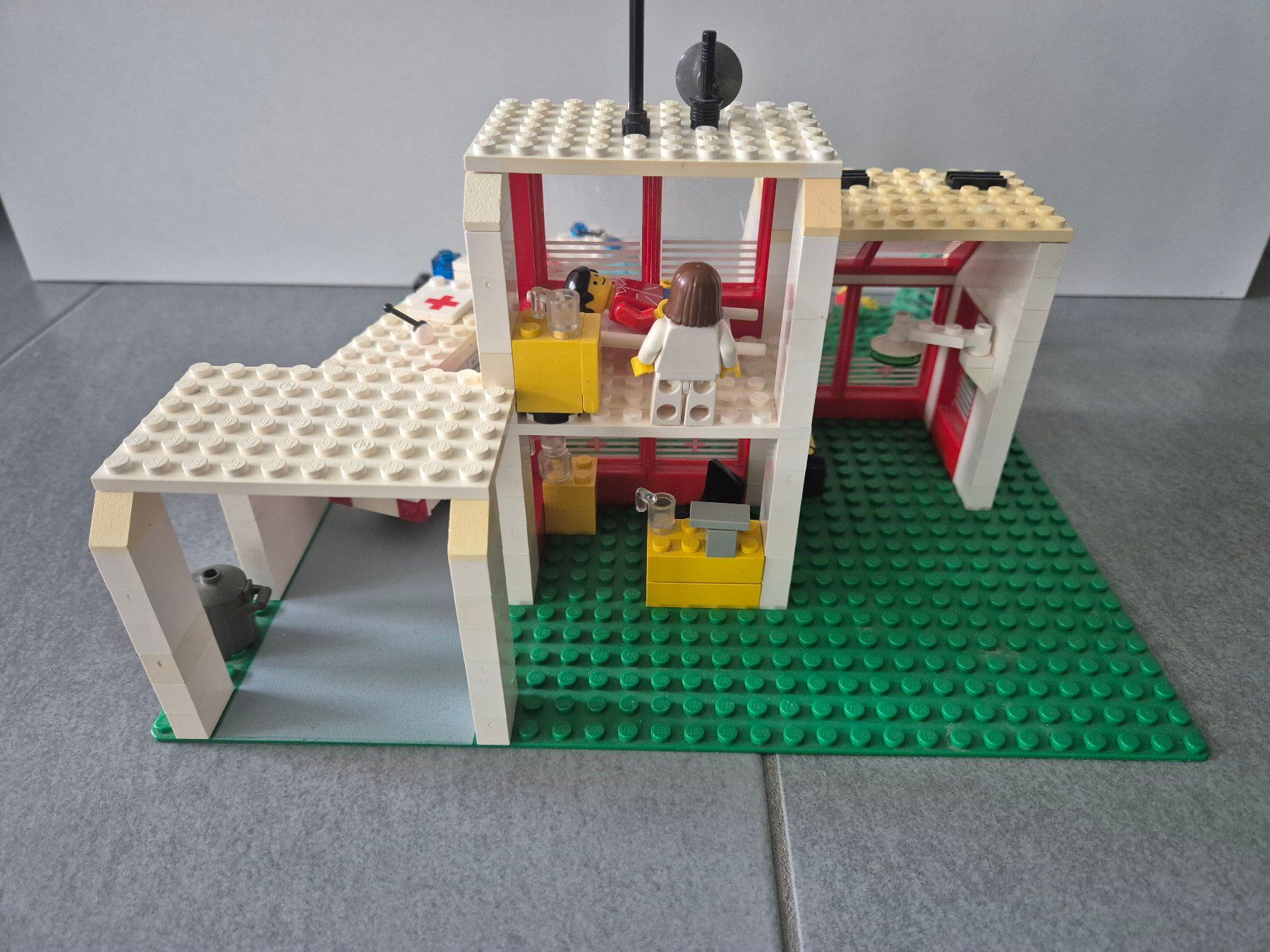 Lego Kit di costruzioni: LEGO Krankenhaus 6380 – Usato da Sissach venduto da DenJoe 2