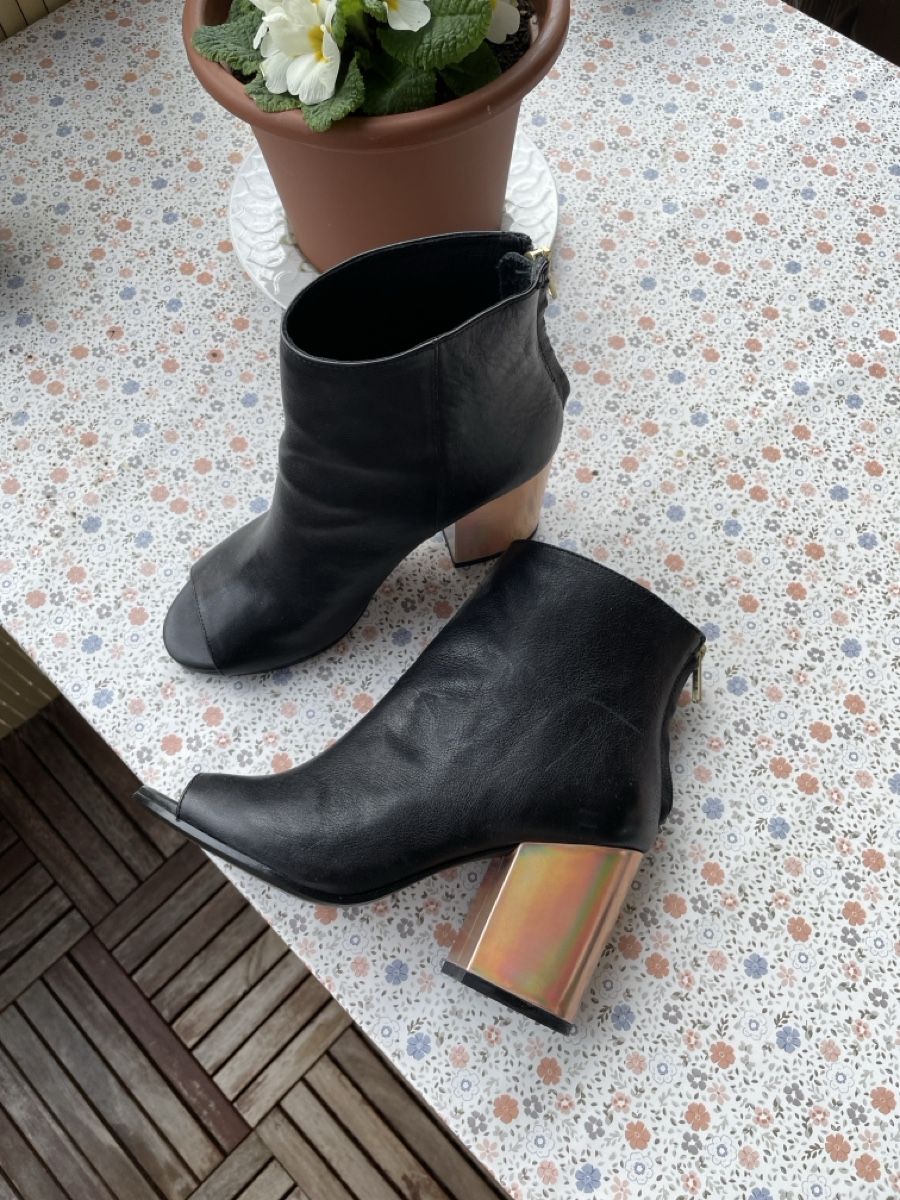 Ash Scarpe da donna: ASH Stiefelette, offen, Leder, schwarz, Gr.37 – Usato da Meilen venduto da delta-da-spica 1