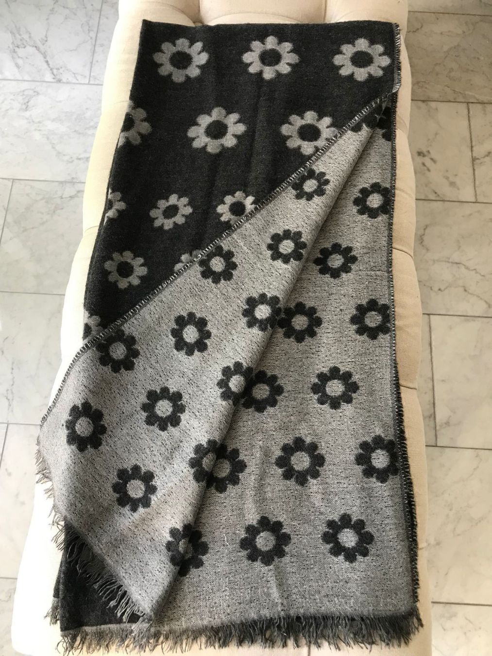 Foulard & Sciarpe: Schal grau mit Blumen, 100%Lana – Usato da Kilchberg venduto da boudoir076