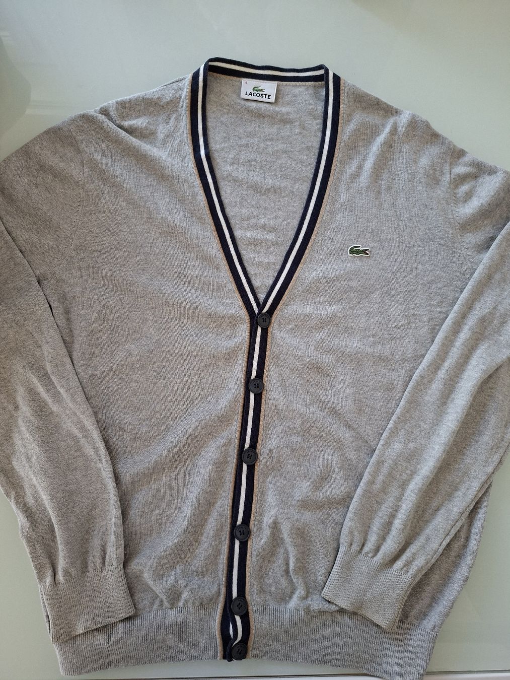 Lacoste Gilet & Giacche: Cardigan Lacoste Gris, Taille 4 - Élégant & Confortable – Usato da Renens VD venduto da ser_j2fn