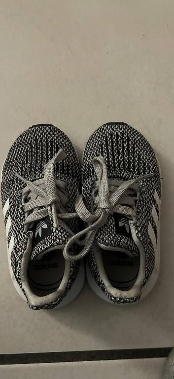 Adidas Scarpe per ragazzi: Neue Adidas Kinderschuhe Gr. 21 grau – Nuovo (secondo la descrizione) da Gunzwil venduto da Mercurina82