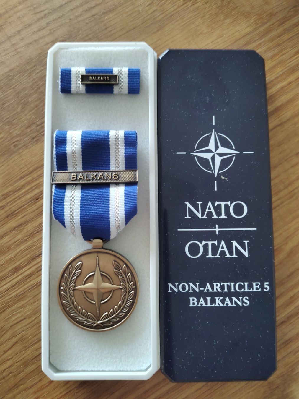 Medaglie: NATO Medaille "Non-Article 5" Balkans – Nuovo e nell'imballaggio originale da Luzern venduto da MaRKeZ