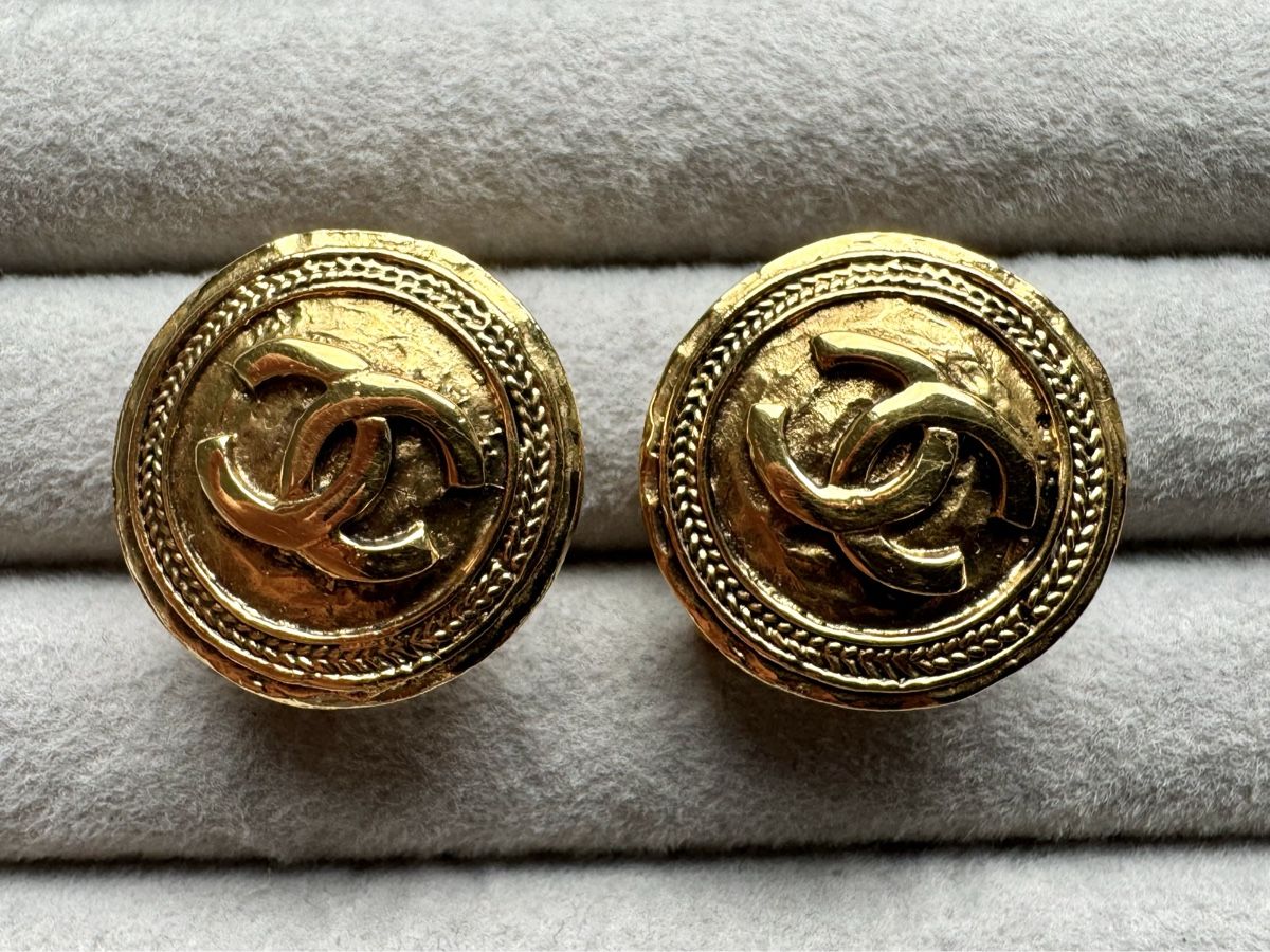 Chanel Ohrringe & -stecker: Chanel Gold CC Ohrclips Vintage – Gebraucht aus Kriens von hannaandkiko 9