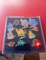 Set 11 Dinosaurier Pins Dino Collection im Etui gebraucht.
