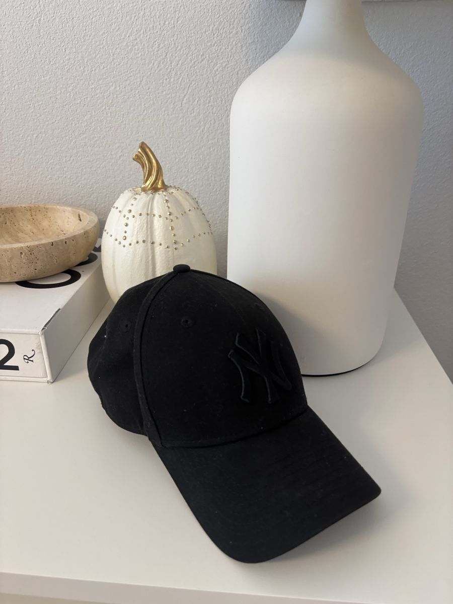New Era Copricapi, berretti & cappellini: NEW ERA Black Hat One Size Fits All NP: 49.- – Nuovo (secondo la descrizione) da Horgen venduto da lme_8kj7