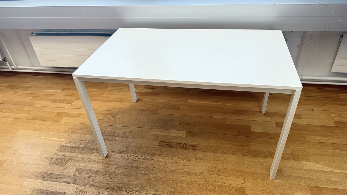 Ikea Tische: White rectangular table Metal frame Used condition – Neu (gemäss Beschreibung) aus Schwerzenbach von Thia