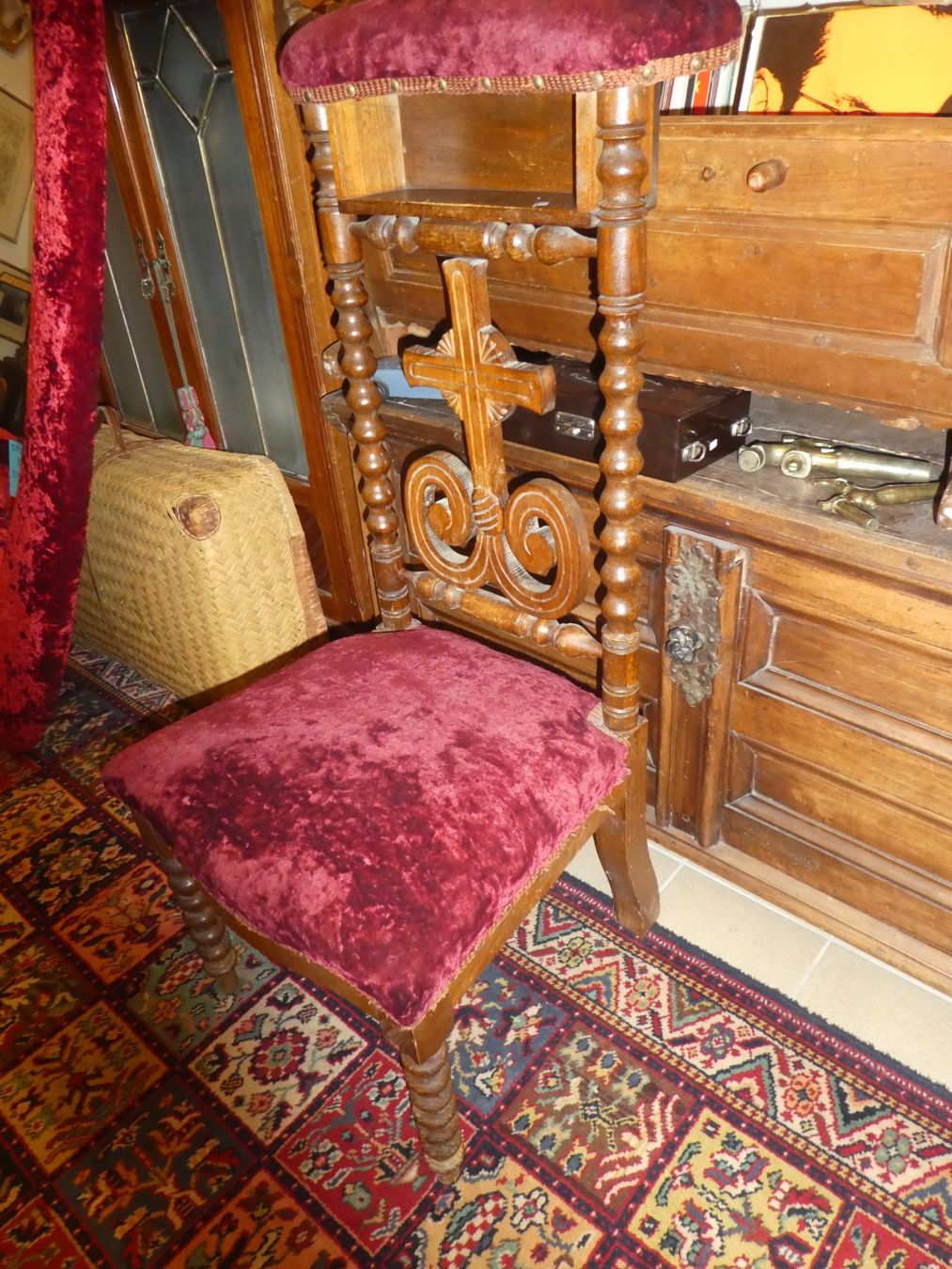 Sedie: Antiker Gebetsstuhl mit rotem Samtbezug – Usato da Chur venduto da Diversico2010 2