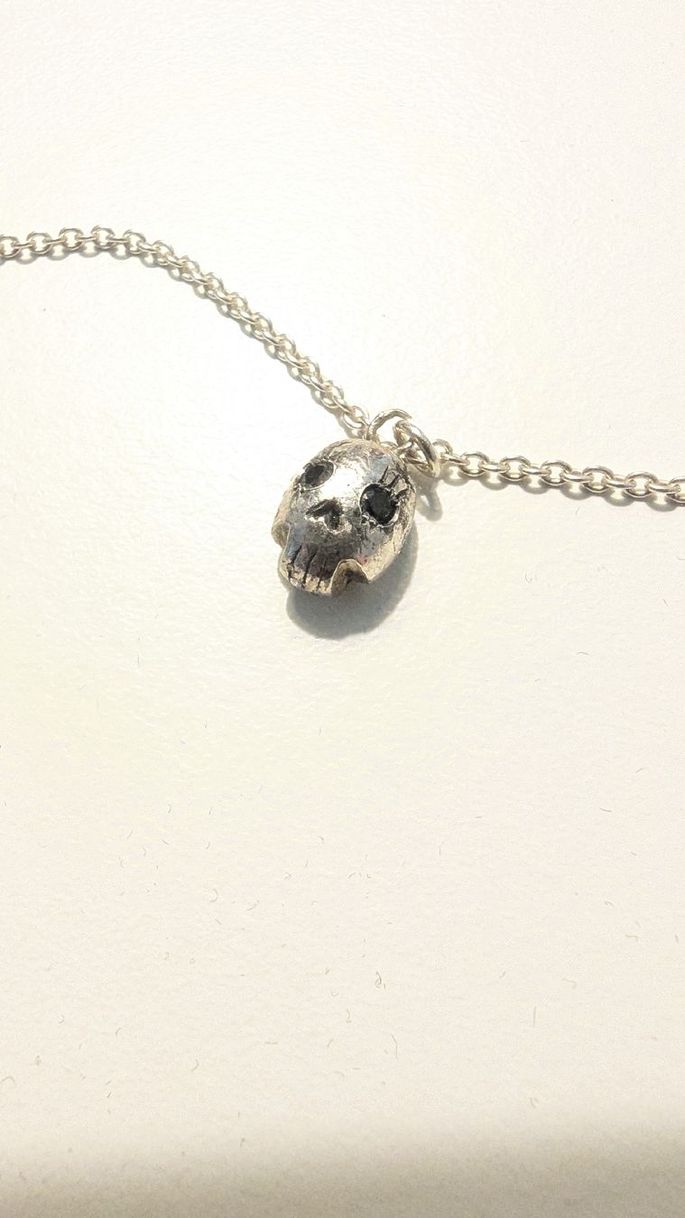 Ciondoli: Collier pendentif tête de mort en argent – Usato da Peseux venduto da Alix26 2
