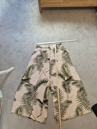 Culotte Hose H&M Leinenmix beigegruen mit Palmenmuster