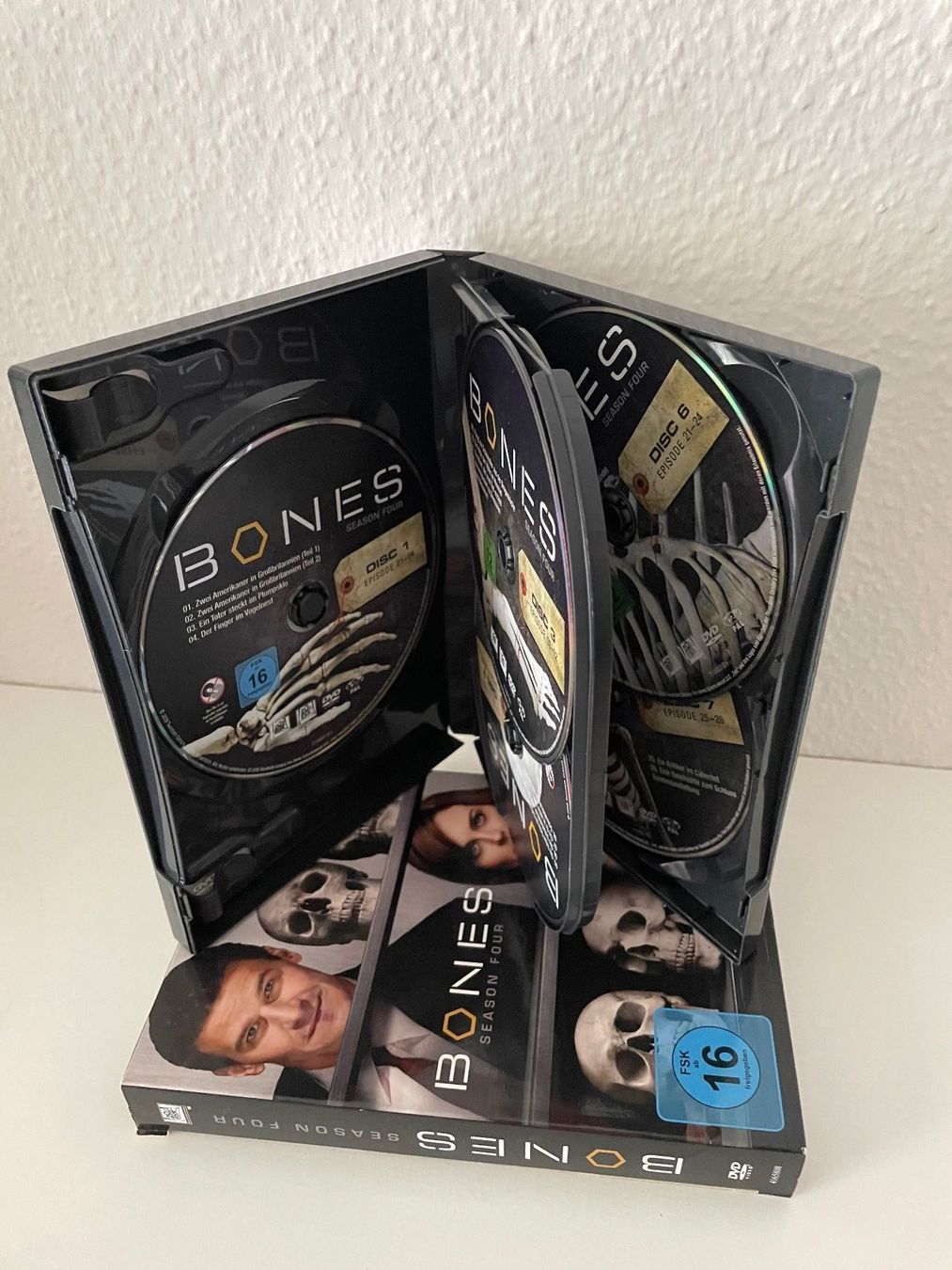 Tutti i DVDs: Bones - Season 4 – Nuovo (secondo la descrizione) da Riehen venduto da M.S.DVD 3