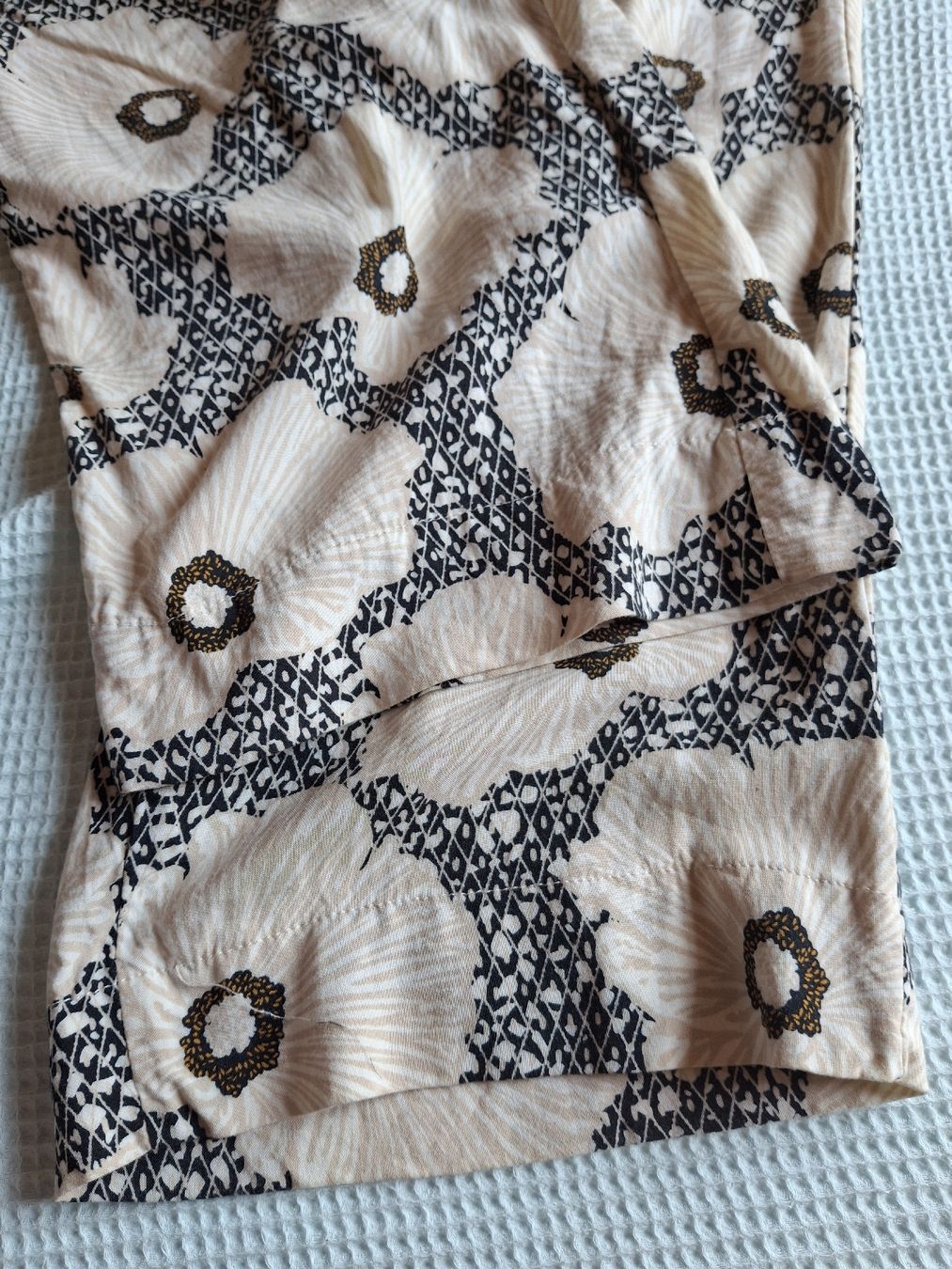 H&M Pantaloni: Pantalon fluide taille 34 marque H&M imprimé fleurs – Usato da Villiers venduto da san_jn5w 1