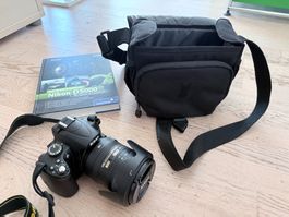 Digitalkamera Nikon D5000 mit Objektiv, Tasche und Buch