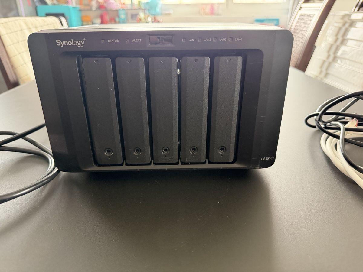 Synology Server: Synology DS1513+ NAS-Server, inkl. 5x3TB Festplatten – Usato da Uster venduto da CityGirl87
