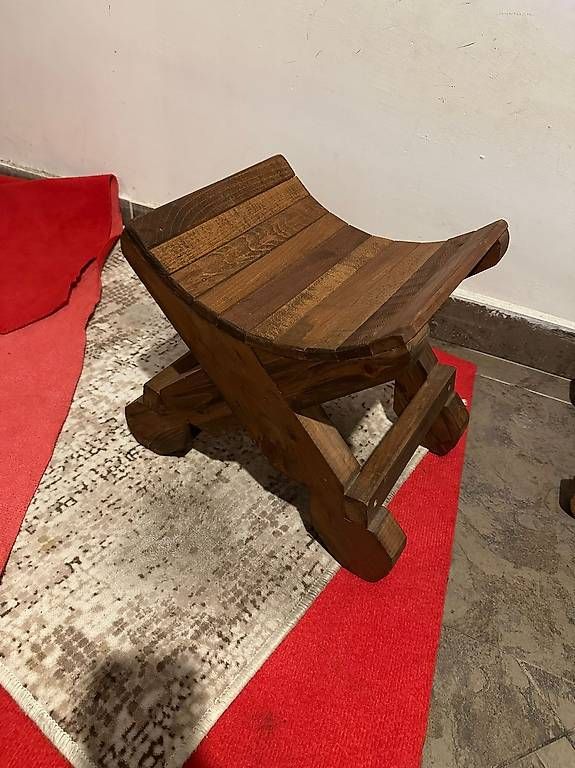 Sgabelli: Massivholz Hocker geschwungene Sitzfläche – Usato da Dübendorf venduto da rocki07 1