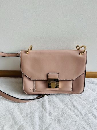 Sac à bandoulière rose poudré élégant